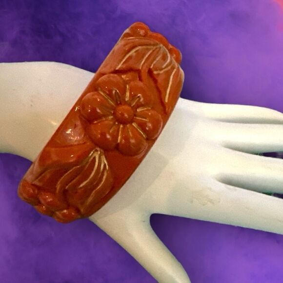 Vintage rust orange floral plastic bangle bracelet - Picture 2 of 9